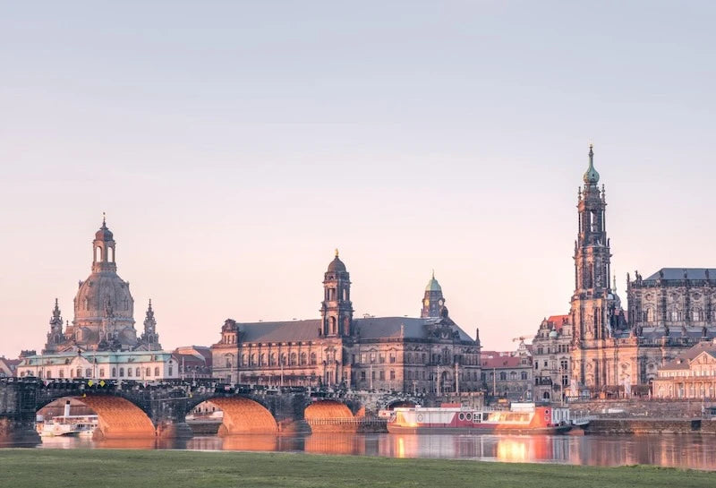 Dresden bei Sonnenaufgang an der Elbe